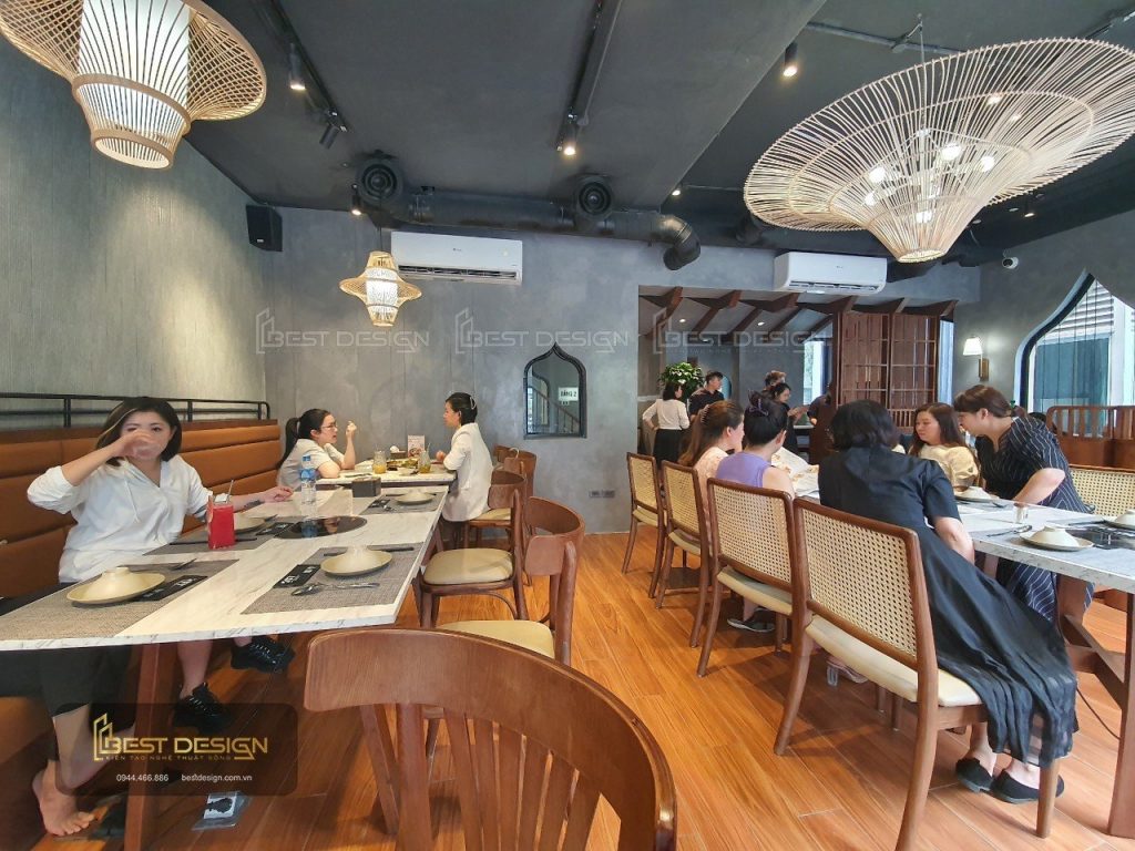 Không khí náo nhiệt bên trong nhà hàng